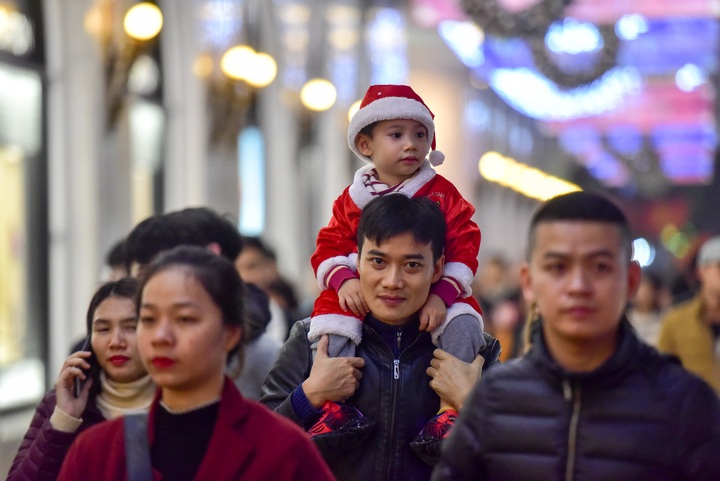 Hanoi streets congested on Christmas Eve - 6
