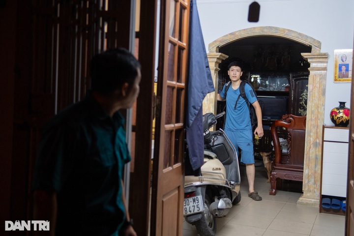 Storm-threatened Hanoi evacuates residents from deteriorating apartment block - 3 Storm-threatened Hanoi evacuates residents from deteriorating apartment block - 3