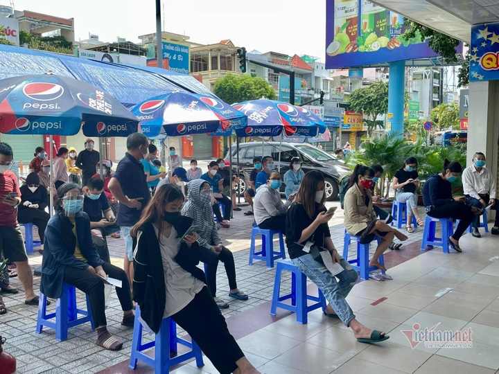 Long queues at HCM City supermarkets before tighter social distancing - 9