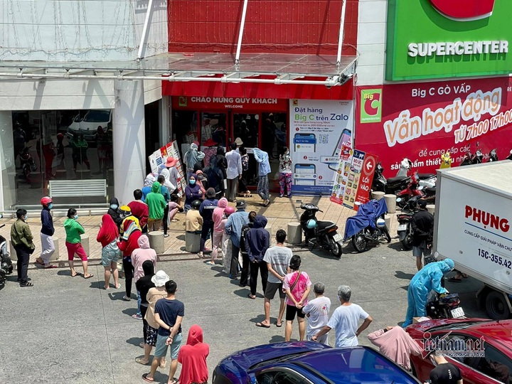 Long queues at HCM City supermarkets before tighter social distancing - 8