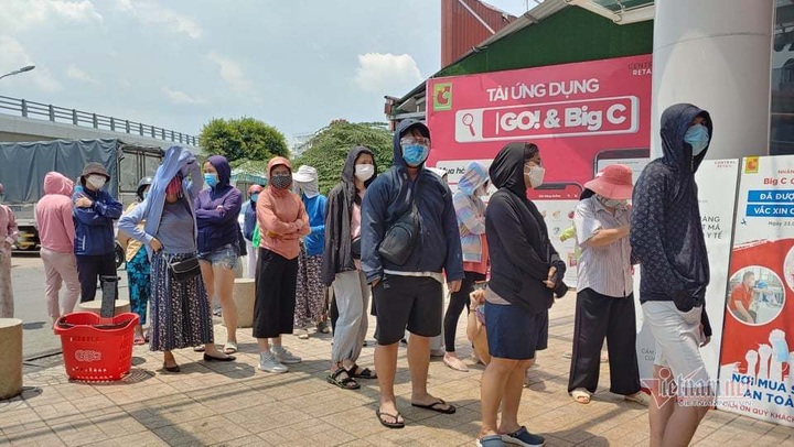 Long queues at HCM City supermarkets before tighter social distancing - 6