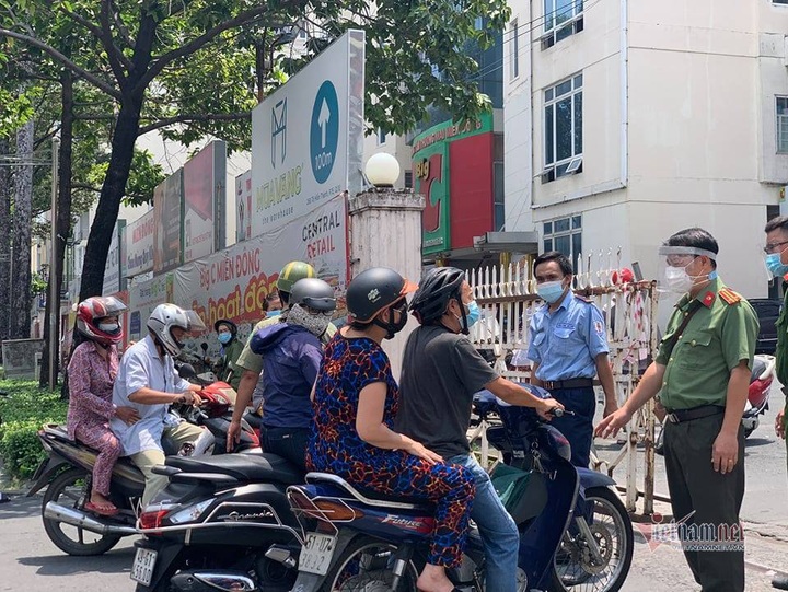 Long queues at HCM City supermarkets before tighter social distancing - 10