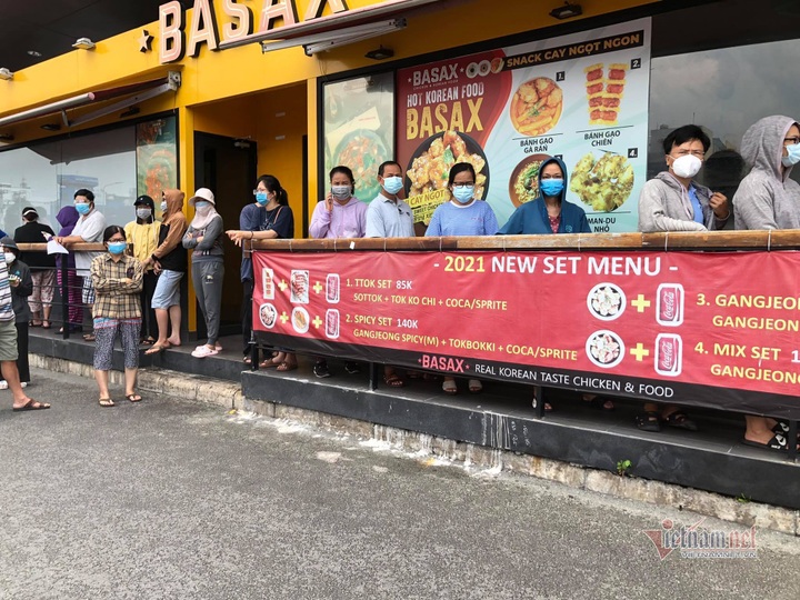 Long queues at HCM City supermarkets before tighter social distancing - 2