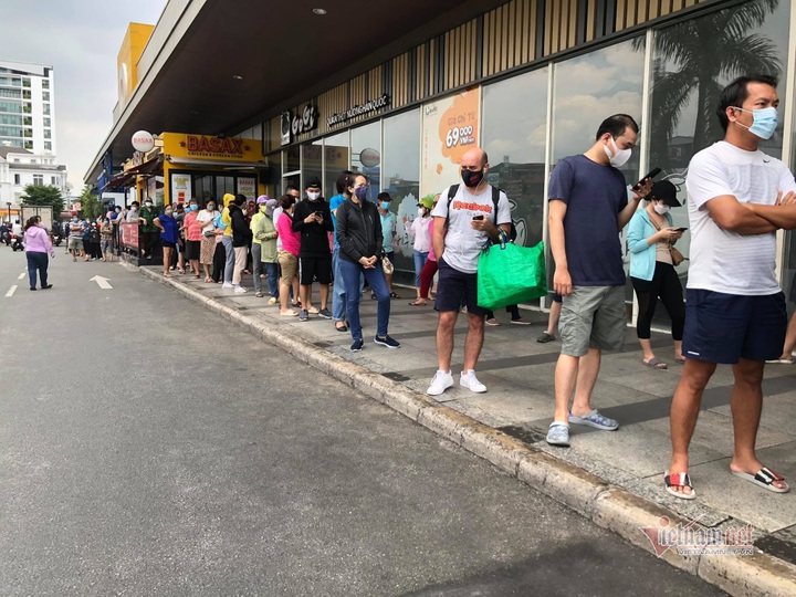 Long queues at HCM City supermarkets before tighter social distancing - 1
