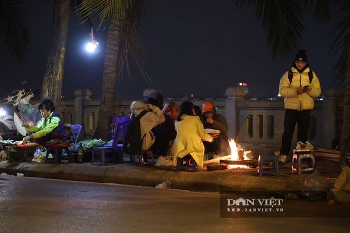 Hanoi people struggle against chilly weather - 5