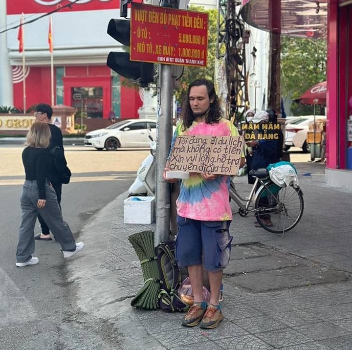 Foreign beg-packers seen in Danang - 2 Foreign beg-packers seen in Danang - 2