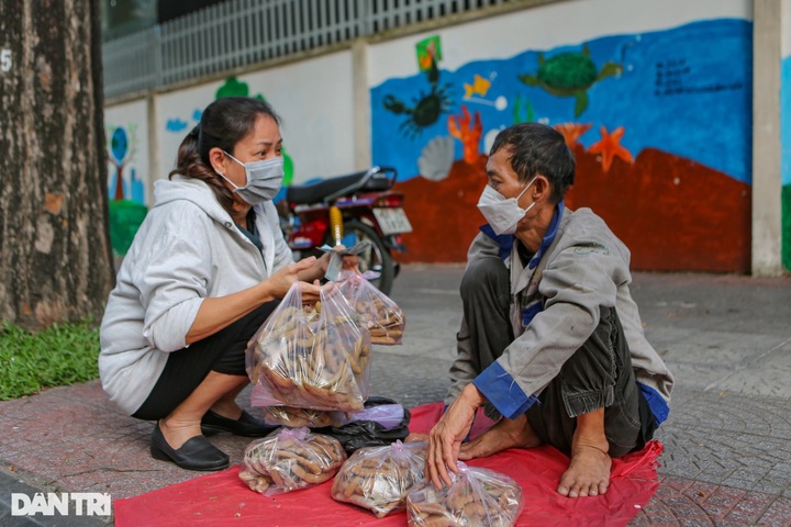 Man earns living collecting tamarind fruit in HCM City - 7