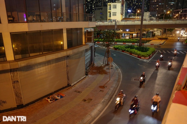 Man earns living collecting tamarind fruit in HCM City - 9