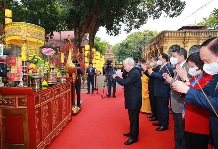 Top leader offers incense to late Kings, martyrs at imperial citadel - 1
