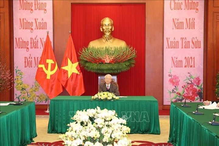 Top Vietnamese, Chinese leaders hold phone talks - 1