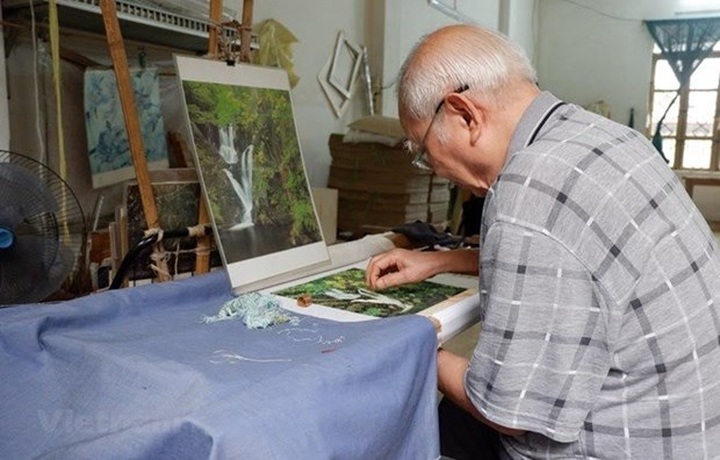 Hanoi's veteran artisan helps promote embroidery craft - 1