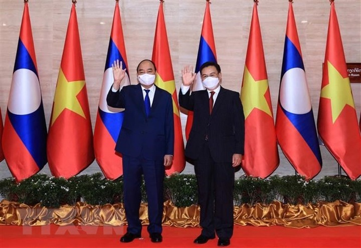 Lao National Assembly chairman welcomes Vietnamese State President - 1