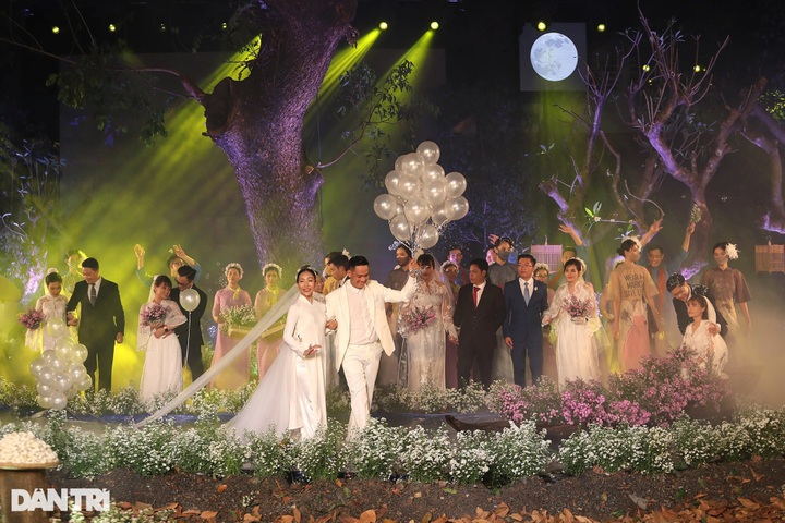 Mass wedding held for HCM City hospital’s couples - 11