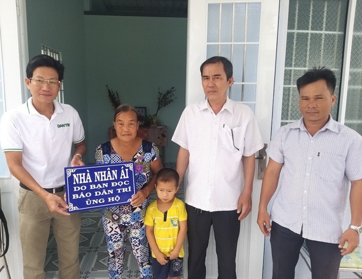Grandmother and grandson welcome new house - 1
