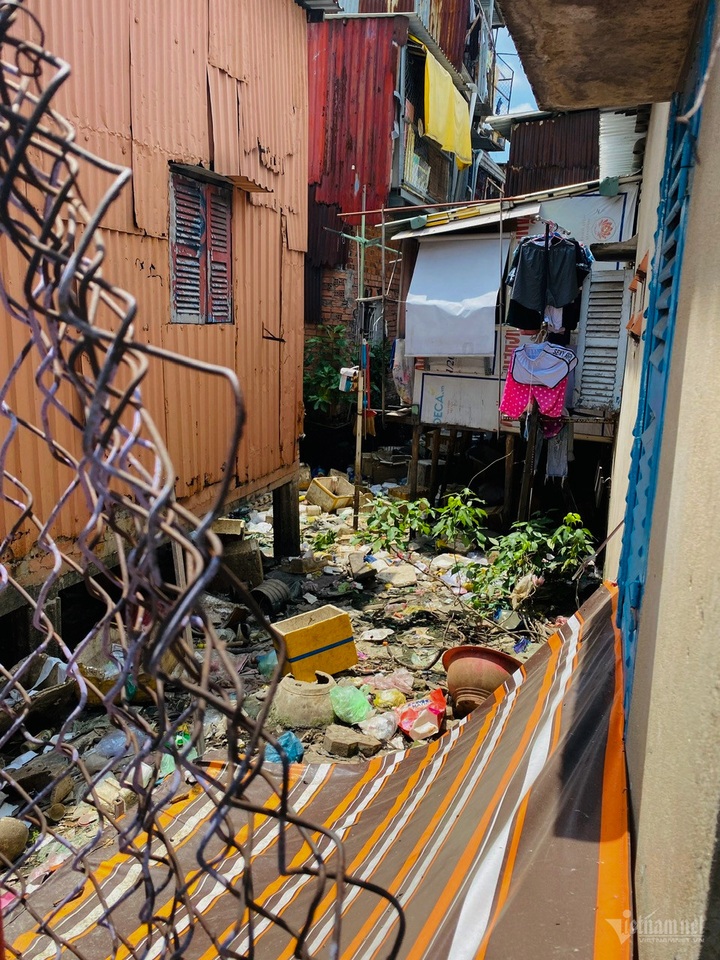 HCM City struggles to clear poor housing along polluted canals - 7
