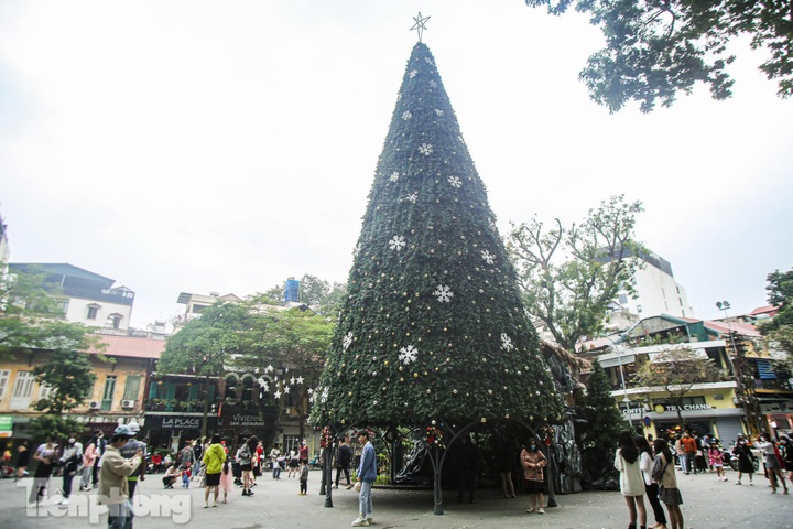 Hanoi churches covered with Christmas decorations - 2