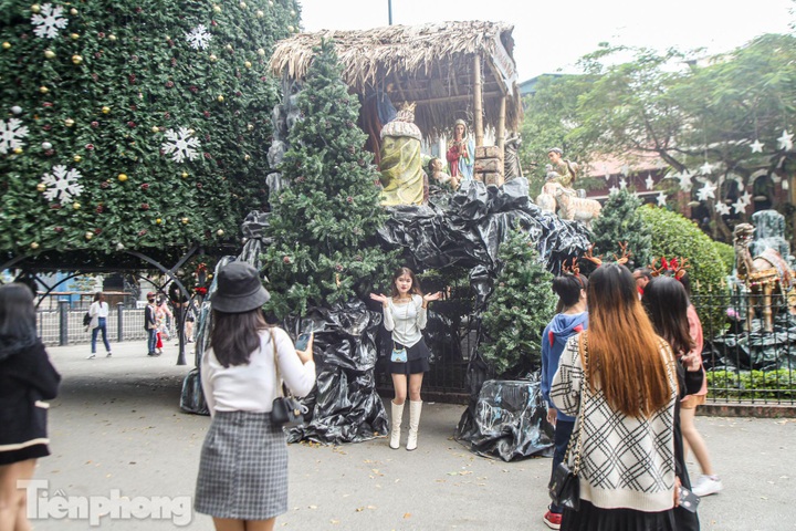 Hanoi churches covered with Christmas decorations - 4