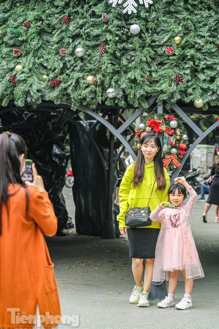 Hanoi churches covered with Christmas decorations - 5