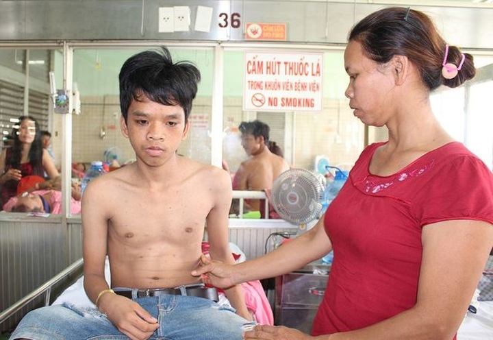 Family struck by illnesses struggles to stay alive - 1