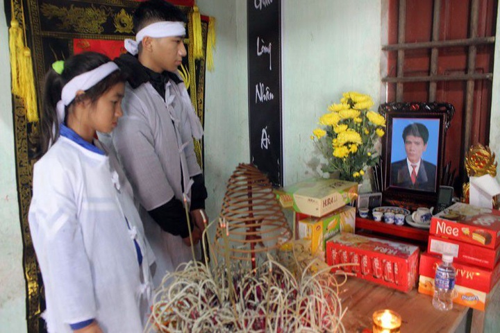 Millions of VND donated to orphaned siblings - 1 Millions of VND donated to orphaned siblings - 1