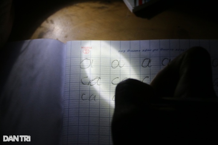 Mong people struggle in poor-equipped Dak Nong night classes - 1