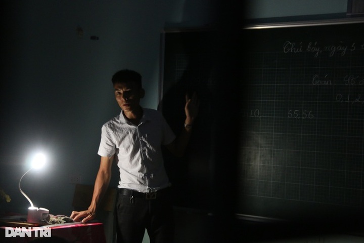 Mong people struggle in poor-equipped Dak Nong night classes - 4