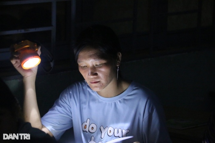 Mong people struggle in poor-equipped Dak Nong night classes - 2