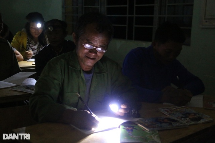 Mong people struggle in poor-equipped Dak Nong night classes - 3