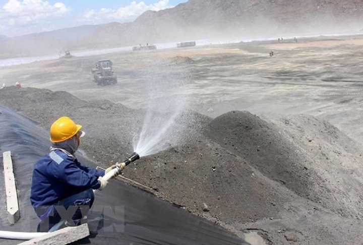 Environmental impact minimal after ship sinks off Binh Thuan - 1