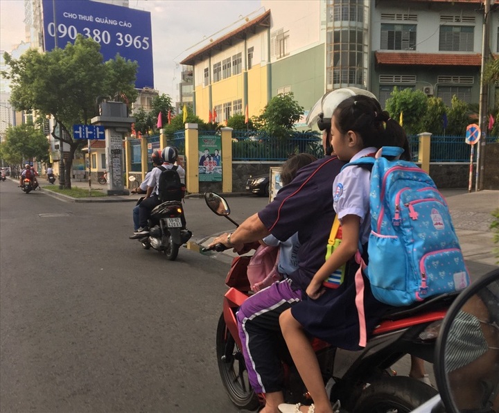Children helmet law violation common in HCM City - 3