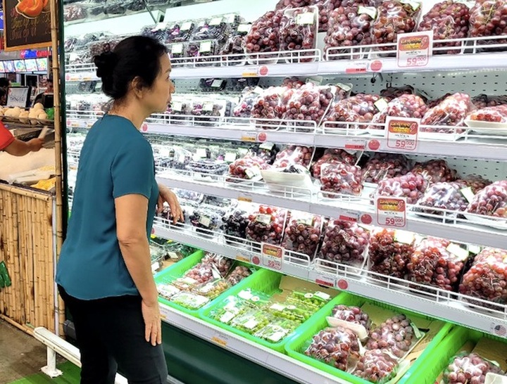 Chinese grapes flood market - 1 Chinese grapes flood market - 1