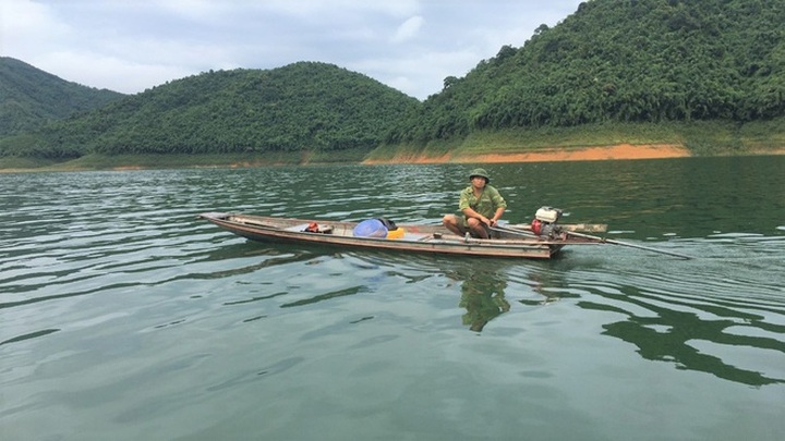 Five men arrested for illegal fishing on Hoa Binh Reservoir - 1