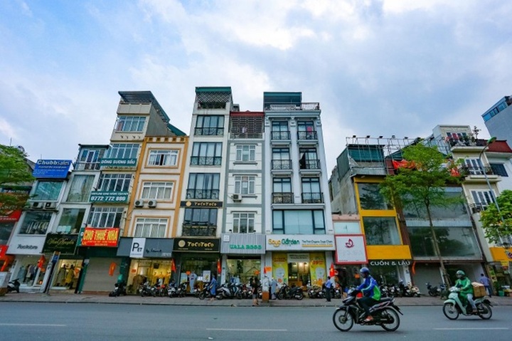 Hanoi roads get more expensive by the time - 5