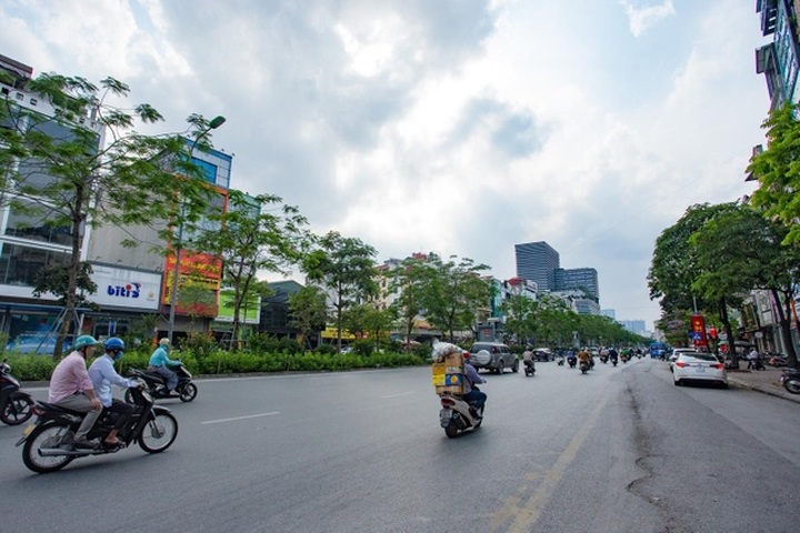 Hanoi roads get more expensive by the time - 6
