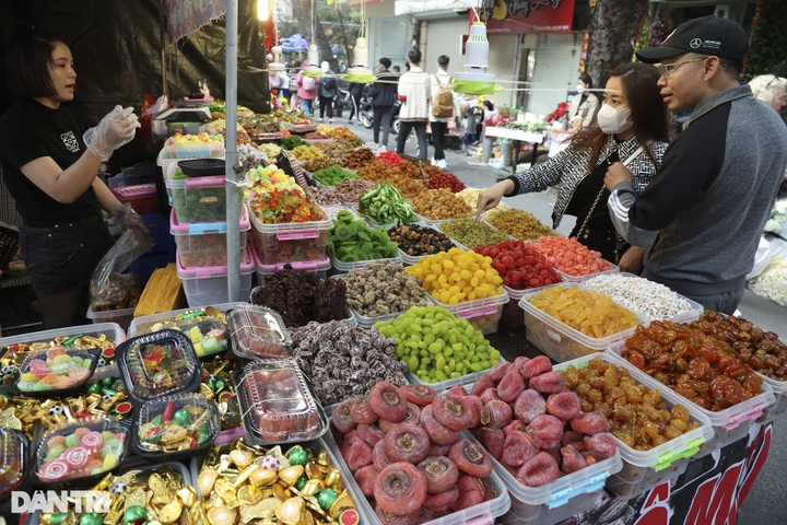 Hanoi flower market bustles as Tet nears - 12 Hanoi flower market bustles as Tet nears - 12