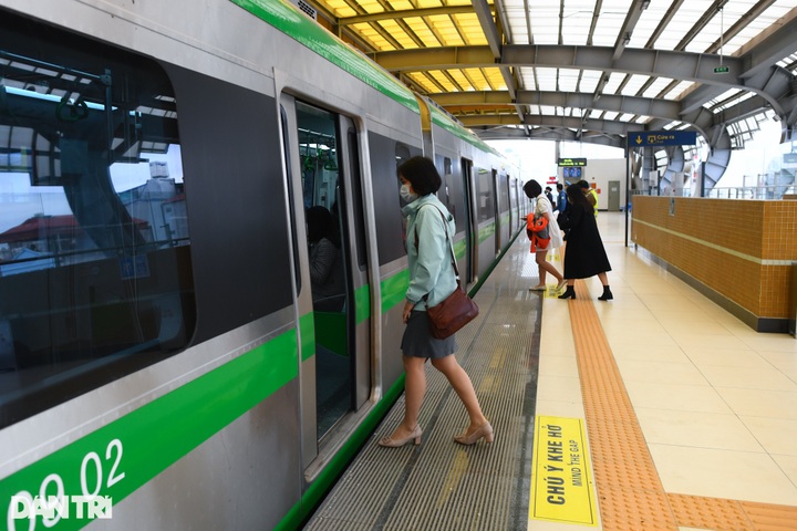 Hanoi metro passenger numbers fall after ticket sales begin - 5