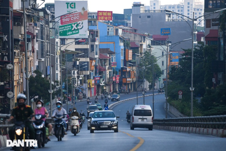 Hanoi streets busy again after loosened social distancing measures - 2