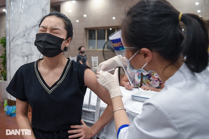 Hanoi prepares more sick beds for Covid-19 fight - 1