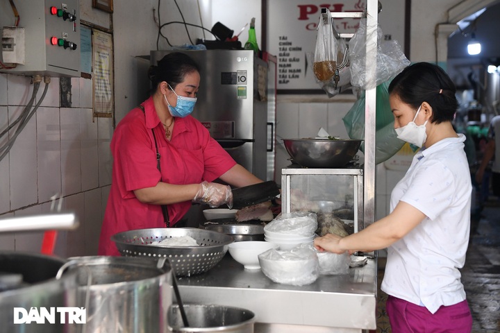 Hanoians queue for take-away noodles following eased social distancing - 8