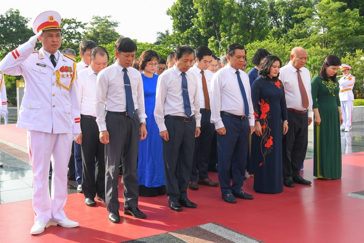 Party, State leaders pay tribute to dead soldiers, President Ho Chi Minh - 6 Party, State leaders pay tribute to dead soldiers, President Ho Chi Minh - 6