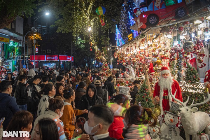 People throng streets to enjoy Christmas atmosphere - 2 People throng streets to enjoy Christmas atmosphere - 2
