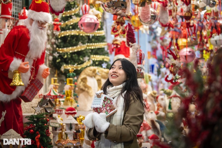 People throng streets to enjoy Christmas atmosphere - 3 People throng streets to enjoy Christmas atmosphere - 3