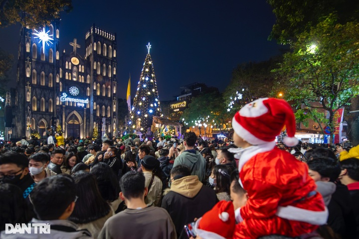 People throng streets to enjoy Christmas atmosphere - 1 People throng streets to enjoy Christmas atmosphere - 1