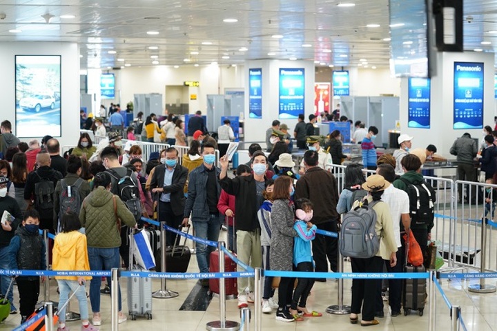 Noi Bai airport sees rise in Vietnamese nationals return - 1