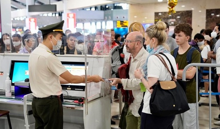 Number of passengers through Noi Bai airport on summer days surges - 1