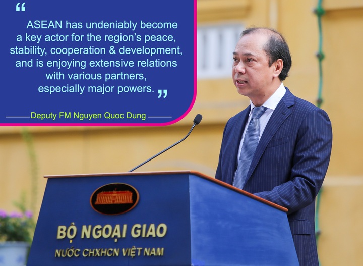 ASEAN flag-hoisting ceremony in Ha Noi marks bloc's 52nd founding anniversary - 1