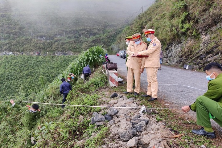Three die after car plunges off Ha Giang cliff - 1 Three die after car plunges off Ha Giang cliff - 1