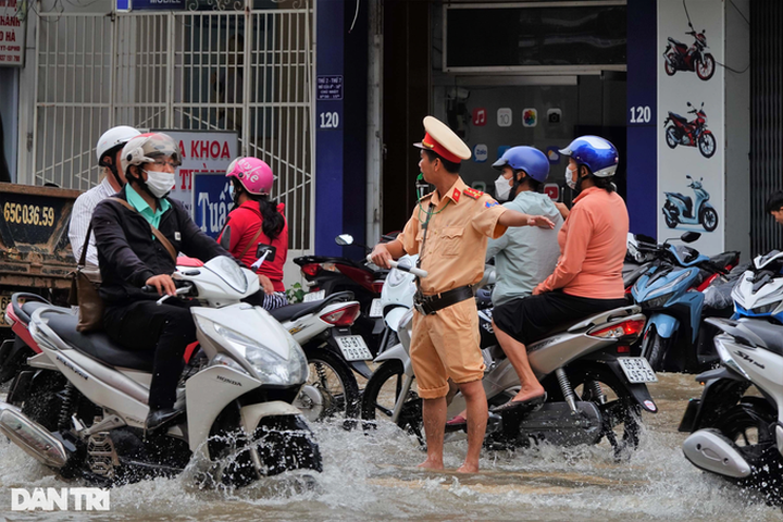 Rising tides serious flood Can Tho City - 6