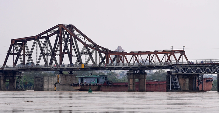 Trains banned from Long Bien Bridge - 1
