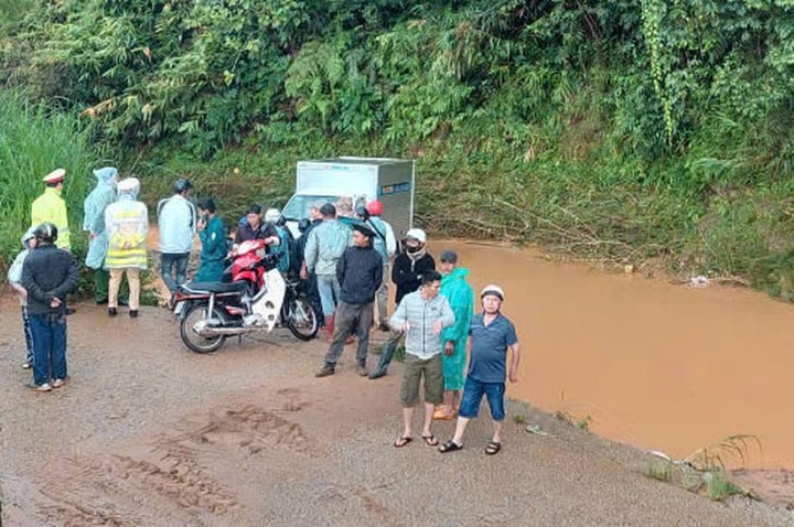 Truck driver swept away by floodwaters in Da Lat found dead - 1